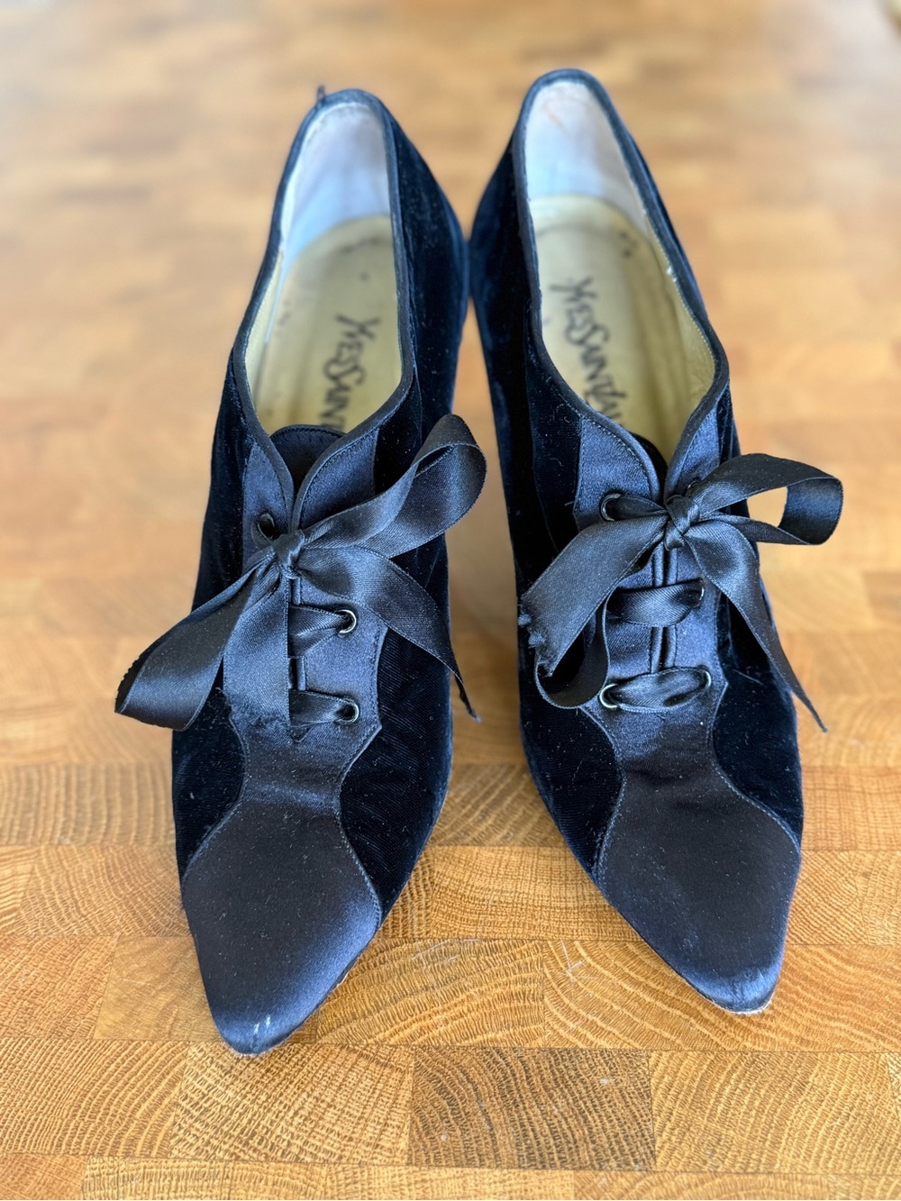 Vintage Yves Saint Laurent Velvet With Satin Lace up Heels. Made in Italy size 7 - Picture 3 of 9